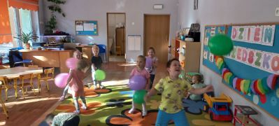 Zabawa z balonami przy muzyce 