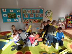 Dzieci układają klocki mamutico