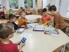 Dzieci grają w grę planszową