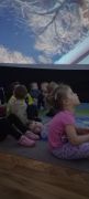 Dzieci oglądają film