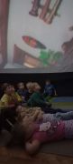 Dzieci oglądają film 