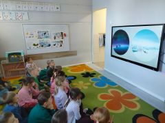 Dzieci oglądają film edukacyjny 