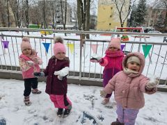 Dziewczynki ze śnieżkami 