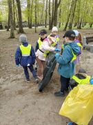 Dzieci zbierają śmieci