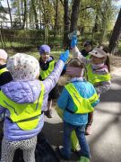 Dzieci zbierają śmieci