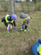 Dzieci zbierają śmieci