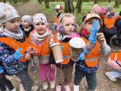 Dzieci zbierają śmieci