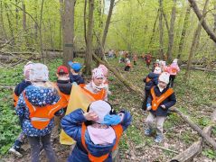 Dzieci zbierają śmieci