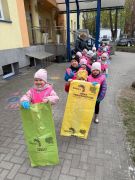 Dzieci zbierają śmieci