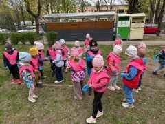 Dzieci zbierają śmieci