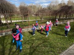 Dzieci zbierają śmieci