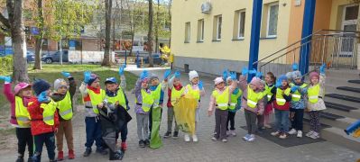 Dzieci zbierają śmieci