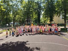Grupowe zdjęcie dzieci z Panią instruktor ZUMBY 