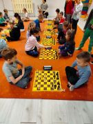 Dzieci grają w szachy 