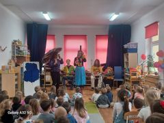 dzieci słuchają audycji muzycznej