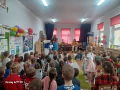 dzieci słuchają audycji muzycznej