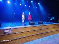 Dziewczynki śpiewają 