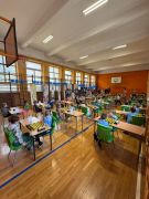 Dzieci przy szachownicach 