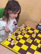 Dziecko przy szachownicy