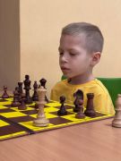 Dziecko przy szachownicy 