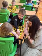 Dzieci przy szachownicy z Panią Agnieszką Post