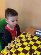 Dziecko przy szachownicy 
