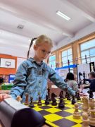 Dziecko przy szachownicy 