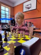 Dziecko przy szachownicy 