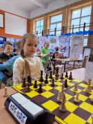 Dziecko przy szachownicy 